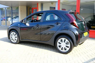 Car image 25