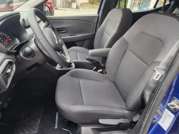 Car image 16