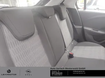 Car image 19