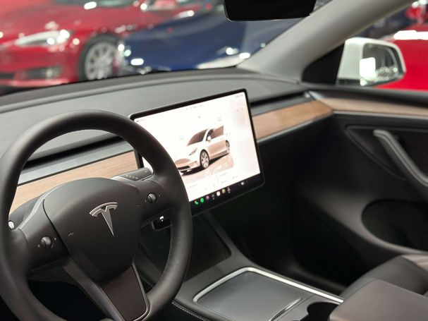 Tesla Model Y Long Range AWD 254 kW image number 10