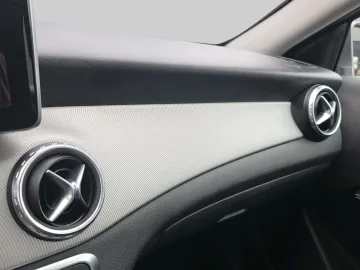Car image 32