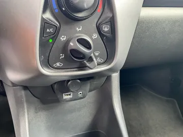 Car image 25