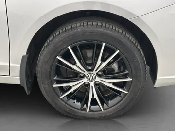 Car image 32