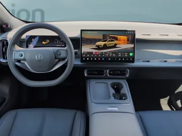 Car image 14