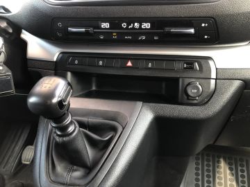 Car image 32