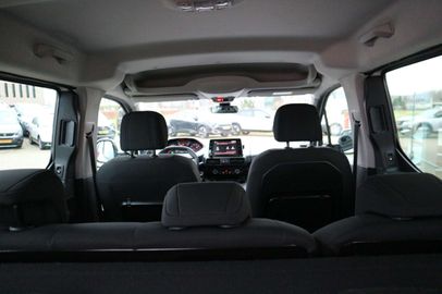 Car image 32