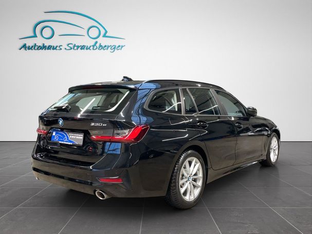 BMW 330e Touring 215 kW image number 3