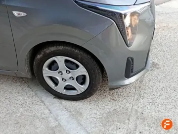 Car image 18