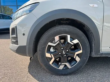 Car image 24