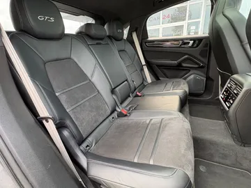 Car image 30