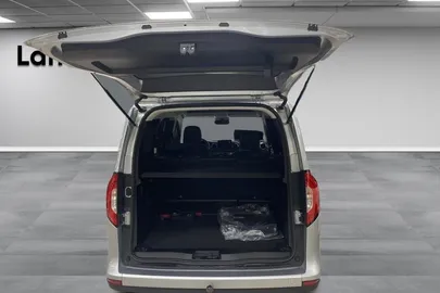 Car image 16
