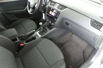 Car image 16