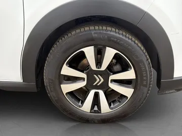 Car image 28