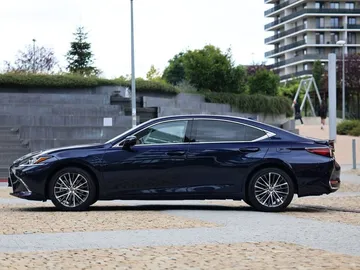 Car image 24