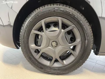 Car image 27