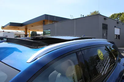 Car image 25