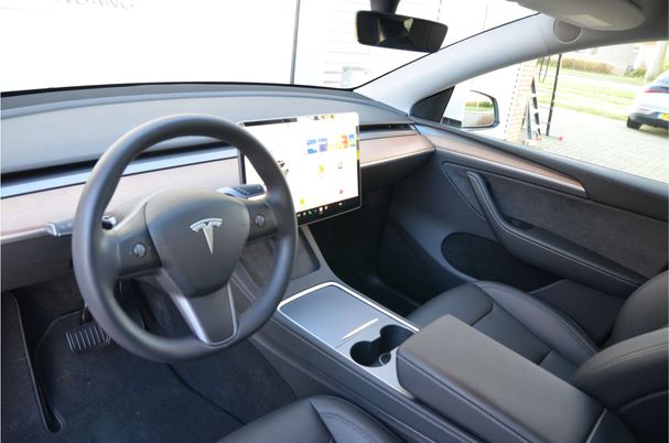 Tesla Model Y Long Range AWD 258 kW image number 10