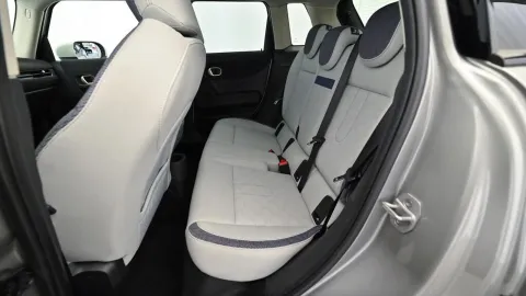 Car image 25