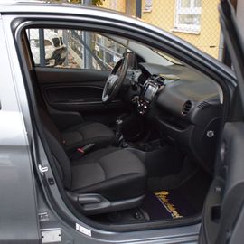 Car image 11