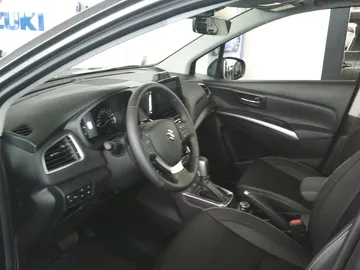 Car image 4