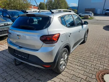 Car image 4