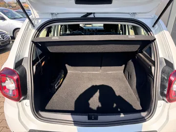 Car image 30
