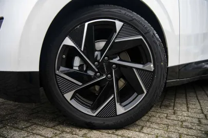 Car image 34