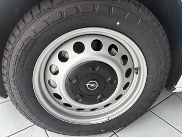 Car image 26