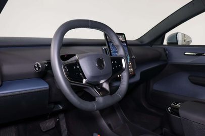 Car image 14