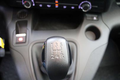 Car image 32