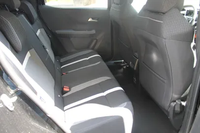 Car image 17