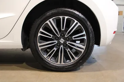 Car image 19