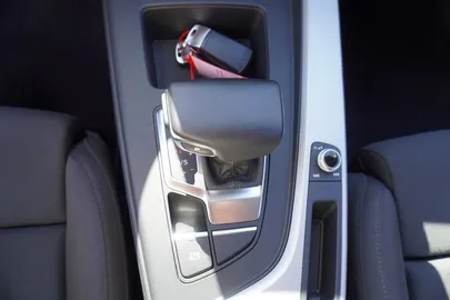 Car image 25