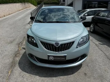 Car image 3