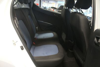 Car image 11