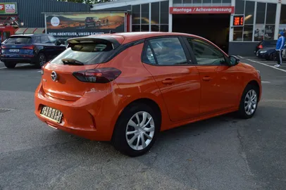 Car image 4