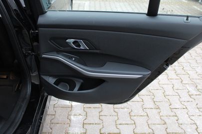 Car image 33