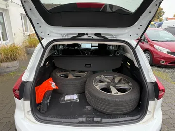 Car image 30