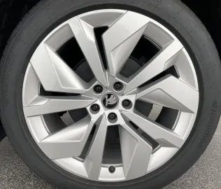 Car image 40