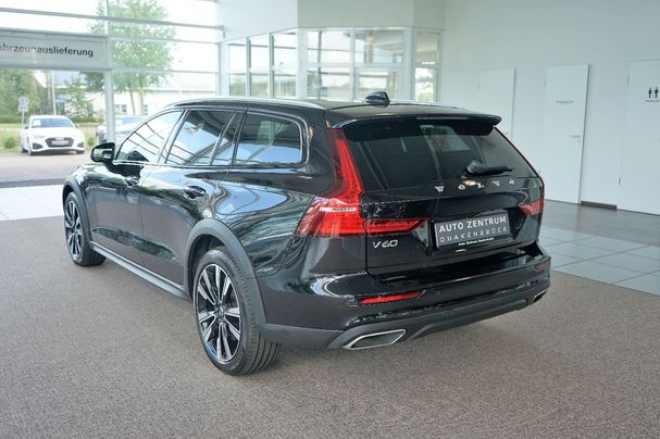 Volvo V60 Cross Country AWD Pro 140 kW image number 3