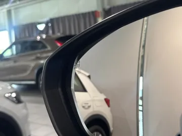 Car image 32