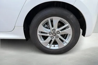 Car image 14