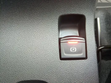 Car image 32