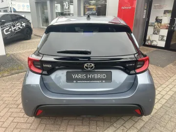 Car image 4