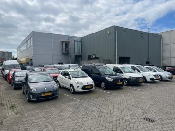 Car image 17
