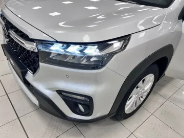 Car image 19