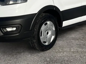 Car image 27