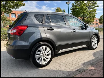Car image 4