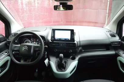 Car image 14