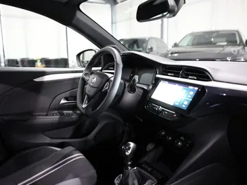 Car image 18